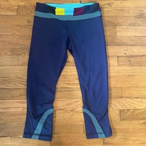 EUC!! Lululemon 21” crop leggings. Navy blue. Back zip pocket.